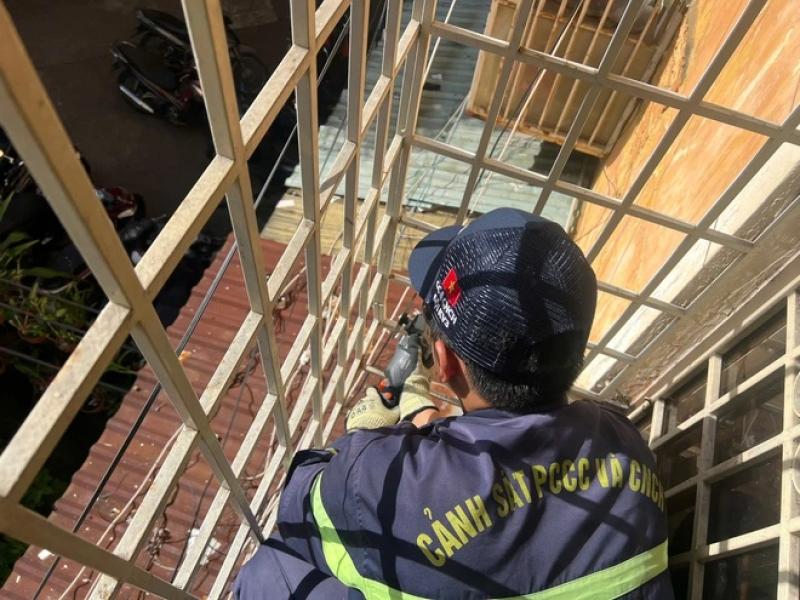 Công an TP.HCM 'gõ cửa từng nhà' tháo lồng sắt và trấn áp tội phạm- Ảnh 13. Công an TP.HCM 'gõ cửa từng nhà' tháo lồng sắt và trấn áp tội phạm- Ảnh 13.