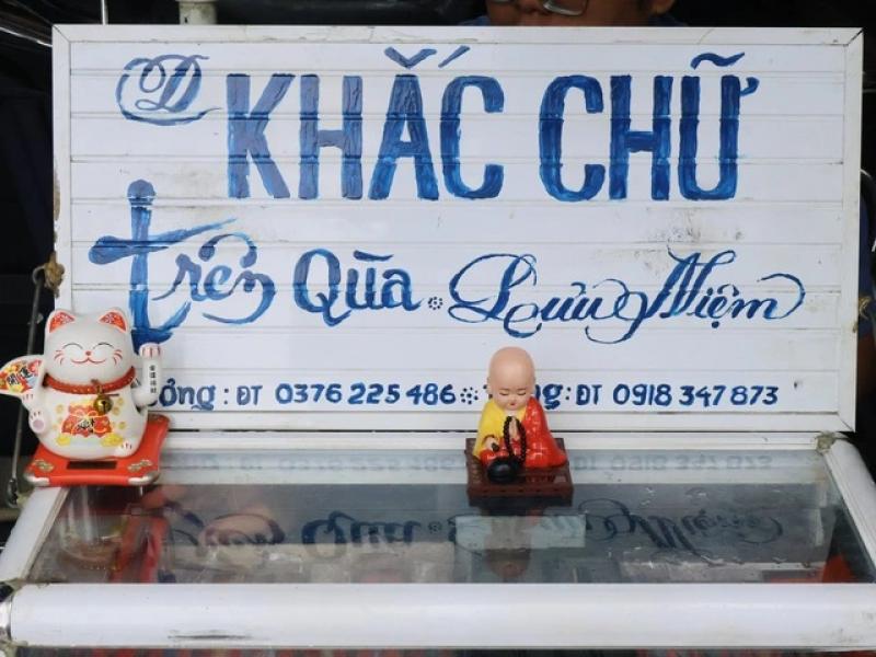 Sống ở TP.HCM: Truyền nhân của người thợ khắc chữ trên quà tặng cựu Tổng thống Mỹ- Ảnh 1. Sống ở TP.HCM: Truyền nhân của người thợ khắc chữ trên quà tặng cựu Tổng thống Mỹ- Ảnh 1.