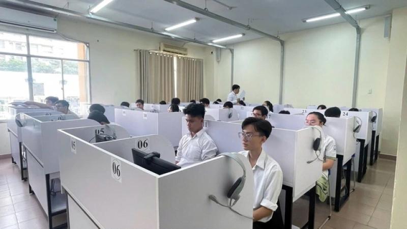 Điều kiện thực hiện thi tốt nghiệp THPT trên máy tính từ năm 2027 - Ảnh 1.