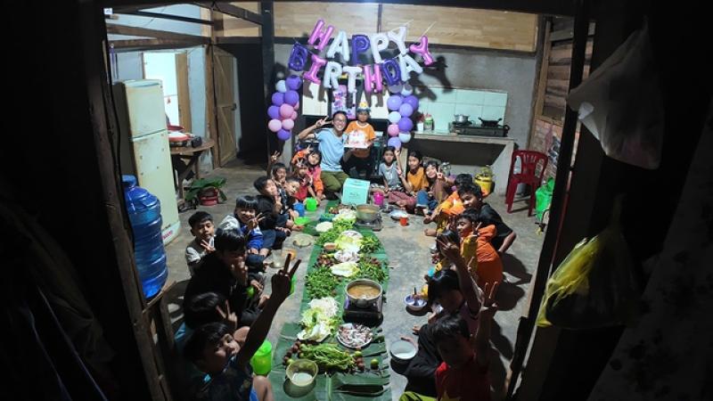 Những bữa ăn triệu view của trẻ em vùng cao - Ảnh 1. Những bữa ăn triệu view của trẻ em vùng cao - Ảnh 1.