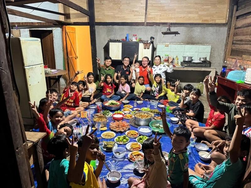 Những bữa ăn triệu view của trẻ em vùng cao - Ảnh 2. Những bữa ăn triệu view của trẻ em vùng cao - Ảnh 2.