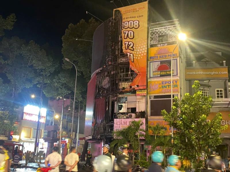 TP.HCM: Cháy tòa nhà thức ăn nhanh ở vòng xoay Lý Thái Tổ- Ảnh 2. TP.HCM: Cháy tòa nhà thức ăn nhanh ở vòng xoay Lý Thái Tổ- Ảnh 2.