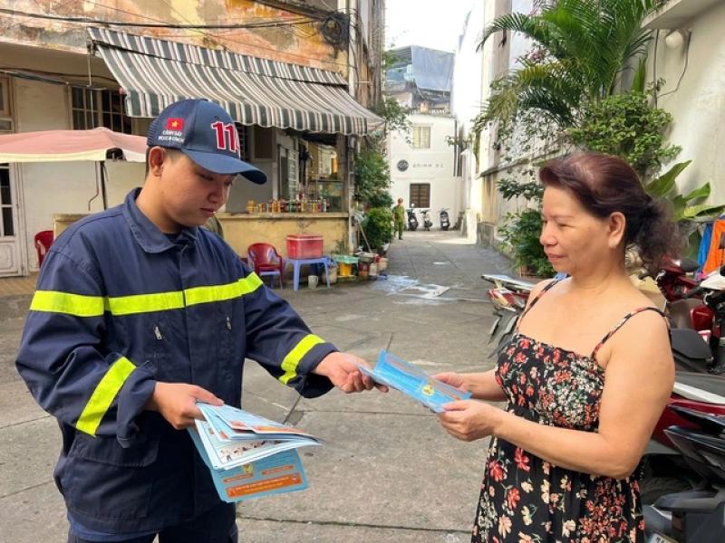 Công an TP.HCM 'gõ cửa từng nhà' tháo lồng sắt và trấn áp tội phạm- Ảnh 4. Công an TP.HCM 'gõ cửa từng nhà' tháo lồng sắt và trấn áp tội phạm- Ảnh 4.