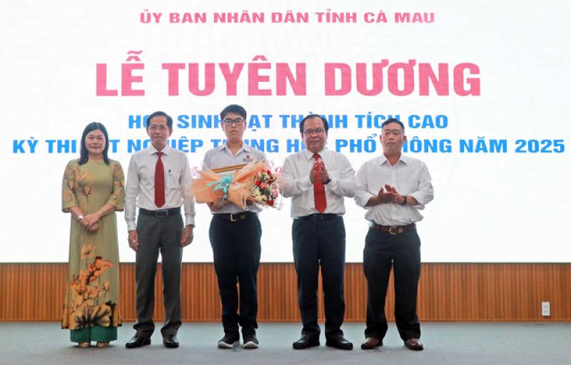 Cà Mau: Vinh danh 32 học sinh xuất sắc kỳ thi tốt nghiệp THPT 2025 - Ảnh 3.