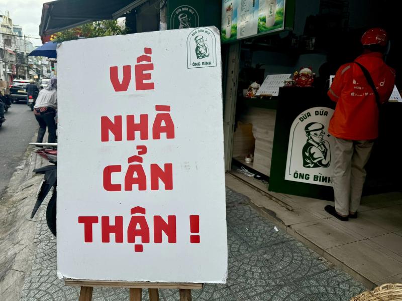 Bảng hiệu dễ thương ở quán cà phê, tiệm tóc TP.HCM: Ai đi ngang cũng mỉm cười - Ảnh 3.
