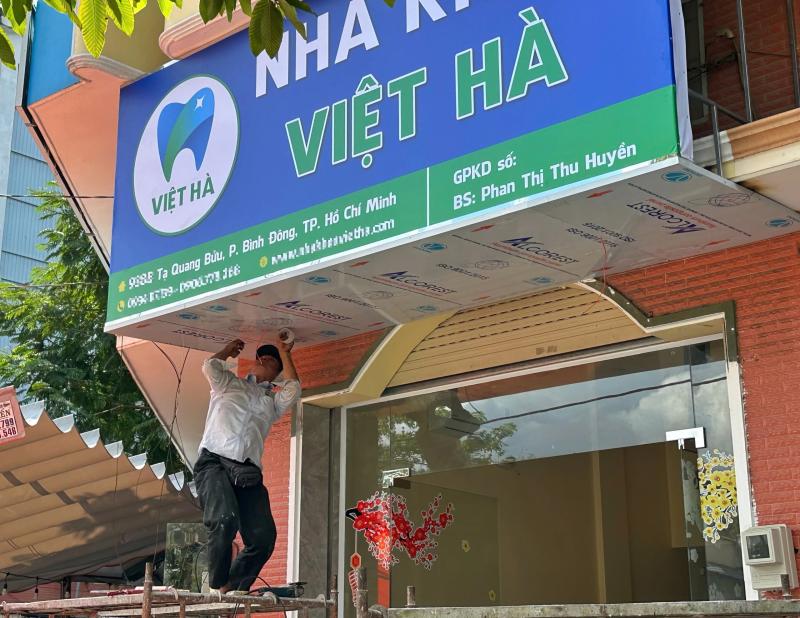 Những hàng quán, dịch vụ đầu tiên gắn biển hiệu cập nhật tên phường mới ở TP.HCM - Ảnh 2.