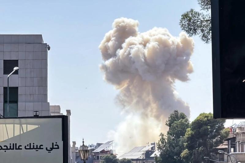 Israel không kích trụ sở quân đội, gần dinh tổng thống Syria - Ảnh 3.