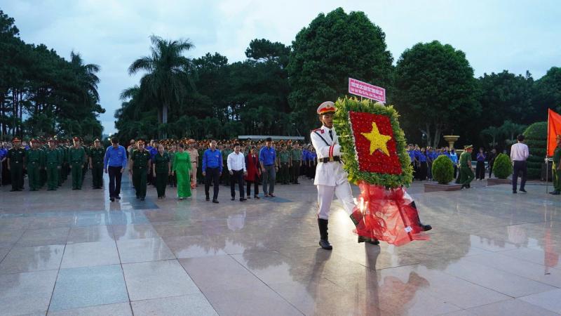Tuổi trẻ Đắk Lắk thắp nến tri ân anh hùng liệt sĩ- Ảnh 3.