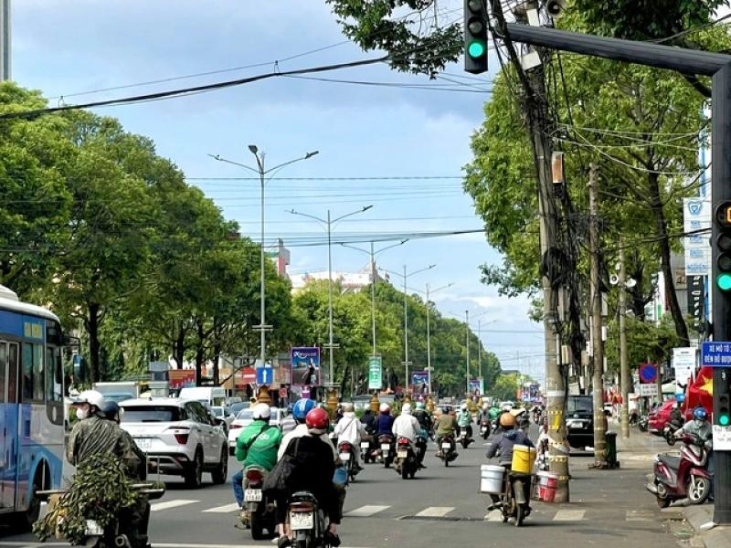 Hàng loạt trụ điện án ngữ dưới lòng đường- Ảnh 1. Hàng loạt trụ điện án ngữ dưới lòng đường- Ảnh 1.