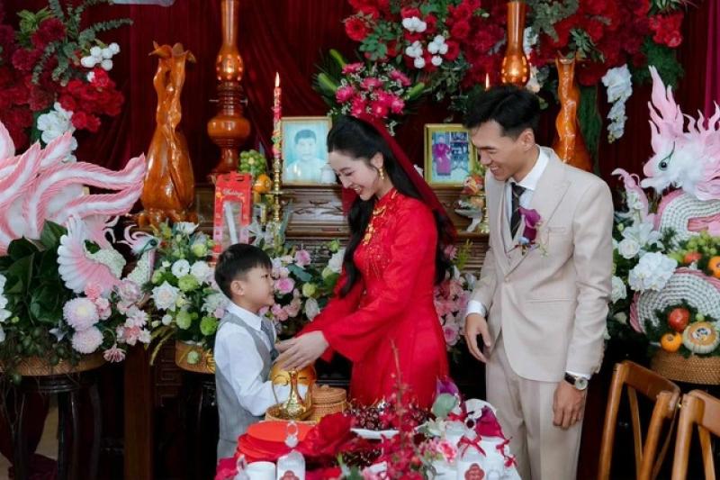 Lan tỏa trên mạng xã hội: Cậu bé nuôi heo đất làm quà cưới tặng chị gái - Ảnh 1.