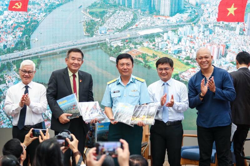 Trưởng đoàn đại biểu Quốc hội TP.HCM khai mạc sách ảnh 50 năm sức mạnh Việt Nam- Ảnh 1. Trưởng đoàn đại biểu Quốc hội TP.HCM khai mạc sách ảnh 50 năm sức mạnh Việt Nam- Ảnh 1.