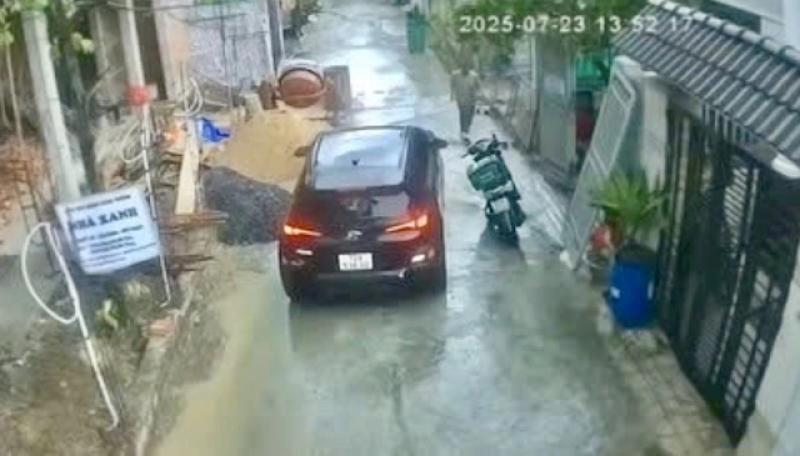 TP.HCM: Kiểm điểm, rút kinh nghiệm nữ cán bộ phường đẩy đổ xe máy của shipper - Ảnh 1.