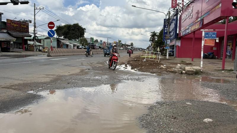 TP.HCM: Đường ĐT.744 thi công “ì ạch” vì vướng mặt bằng, cột điện - Ảnh 1.