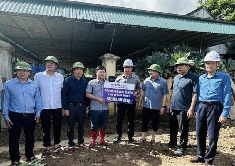 EVNGENCO1 trao 1 tỉ đồng hỗ trợ người dân ảnh hưởng mưa lũ tại Nghệ An- Ảnh 2. EVNGENCO1 trao 1 tỉ đồng hỗ trợ người dân ảnh hưởng mưa lũ tại Nghệ An- Ảnh 2.