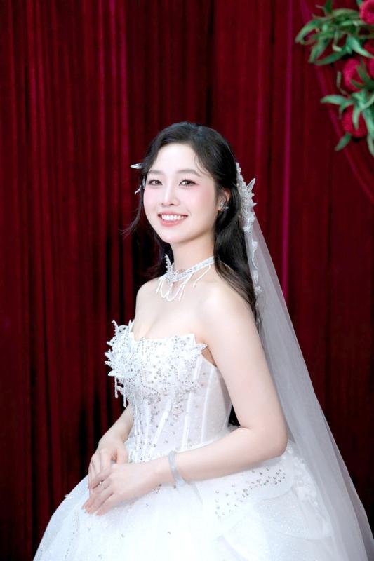 Lan tỏa trên mạng xã hội: Cậu bé nuôi heo đất làm quà cưới tặng chị gái - Ảnh 2.