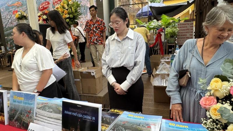Trưởng đoàn đại biểu Quốc hội TP.HCM khai mạc sách ảnh 50 năm sức mạnh Việt Nam- Ảnh 2. Trưởng đoàn đại biểu Quốc hội TP.HCM khai mạc sách ảnh 50 năm sức mạnh Việt Nam- Ảnh 2.