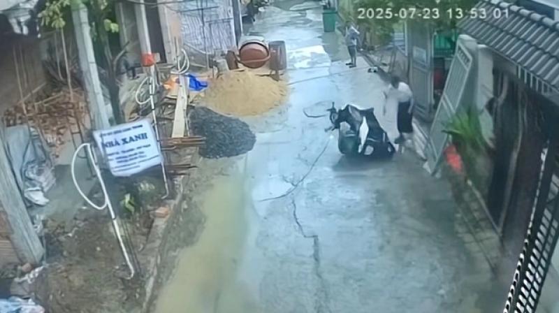 TP.HCM: Kiểm điểm, rút kinh nghiệm nữ cán bộ phường đẩy đổ xe máy của shipper - Ảnh 2.