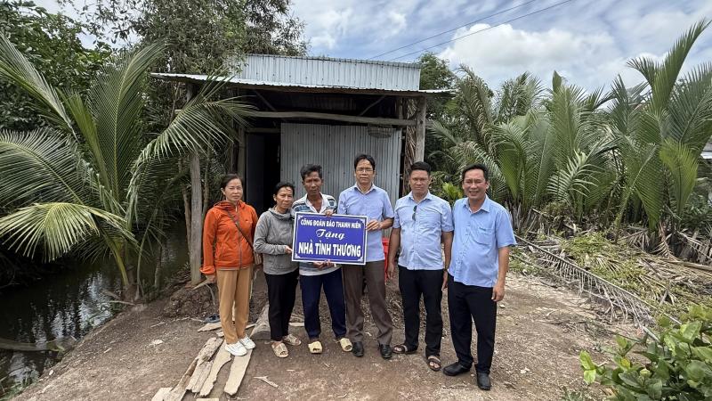 2 công nhân làm ở Đồng Nai gặp tai nạn, nhà bị sập được tặng nhà mới- Ảnh 2. 2 công nhân làm ở Đồng Nai gặp tai nạn, nhà bị sập được tặng nhà mới- Ảnh 2.