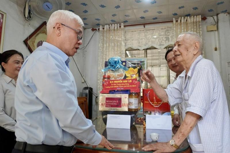 Lão thành cách mạng, gia đình chính sách vui mừng vì đất nước vào kỷ nguyên mới - Ảnh 1.