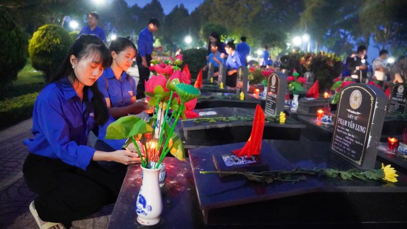Tuổi trẻ Đắk Lắk thắp nến tri ân anh hùng liệt sĩ- Ảnh 5.