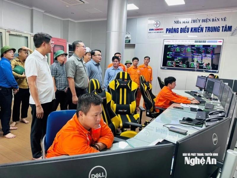 EVNGENCO1 trao 1 tỉ đồng hỗ trợ người dân ảnh hưởng mưa lũ tại Nghệ An- Ảnh 3. EVNGENCO1 trao 1 tỉ đồng hỗ trợ người dân ảnh hưởng mưa lũ tại Nghệ An- Ảnh 3.