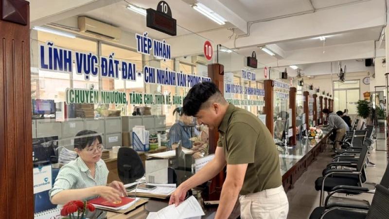 TP.HCM: Bí thư Lái Thiêu muốn đưa Trung tâm phục vụ hành chính công về khu phố- Ảnh 3. TP.HCM: Bí thư Lái Thiêu muốn đưa Trung tâm phục vụ hành chính công về khu phố- Ảnh 3.