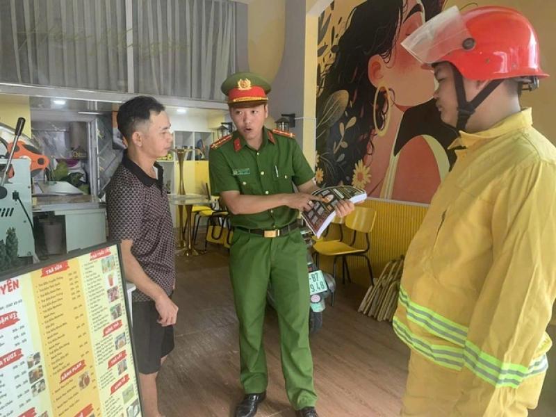 TP.HCM: Quét mã QR phòng chống cháy nổ ở các chung cư, nhà ở xã hội- Ảnh 2. TP.HCM: Quét mã QR phòng chống cháy nổ ở các chung cư, nhà ở xã hội- Ảnh 2.