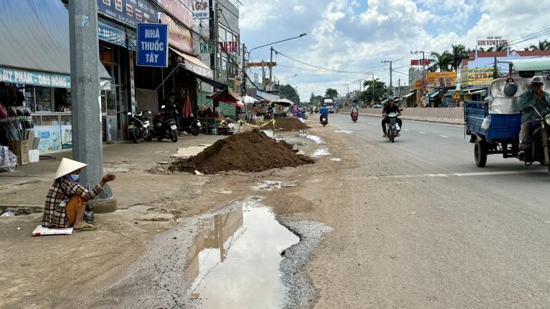 TP.HCM: Đường ĐT.744 thi công “ì ạch” vì vướng mặt bằng, cột điện - Ảnh 3.