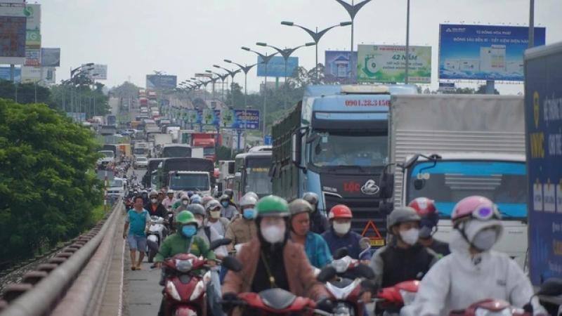 Tai nạn ở dốc cầu Cần Thơ, tài xế xe tải tử vong - Ảnh 4.