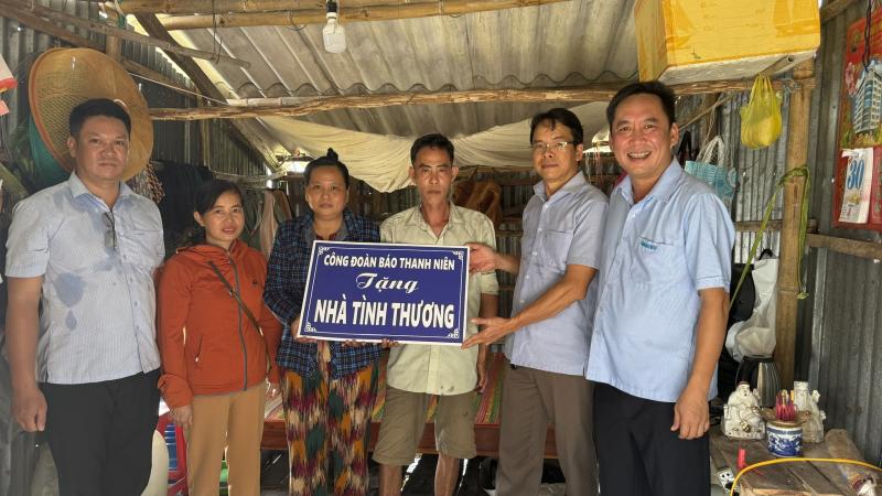 2 công nhân làm ở Đồng Nai gặp tai nạn, nhà bị sập được tặng nhà mới- Ảnh 4. 2 công nhân làm ở Đồng Nai gặp tai nạn, nhà bị sập được tặng nhà mới- Ảnh 4.