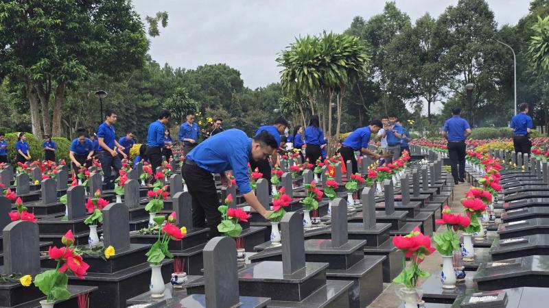 Tuổi trẻ Đắk Lắk thắp nến tri ân anh hùng liệt sĩ- Ảnh 4.