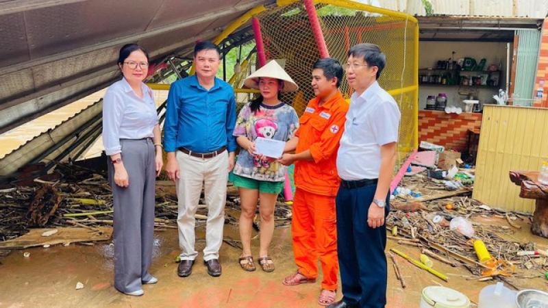 EVNGENCO1 trao 1 tỉ đồng hỗ trợ người dân ảnh hưởng mưa lũ tại Nghệ An- Ảnh 5. EVNGENCO1 trao 1 tỉ đồng hỗ trợ người dân ảnh hưởng mưa lũ tại Nghệ An- Ảnh 5.
