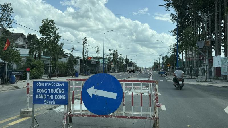 TP.HCM: Đường 333 tỉ ở xã Dầu Tiếng chưa bàn giao đã phải đào bới, sửa chữa- Ảnh 5. TP.HCM: Đường 333 tỉ ở xã Dầu Tiếng chưa bàn giao đã phải đào bới, sửa chữa- Ảnh 5.