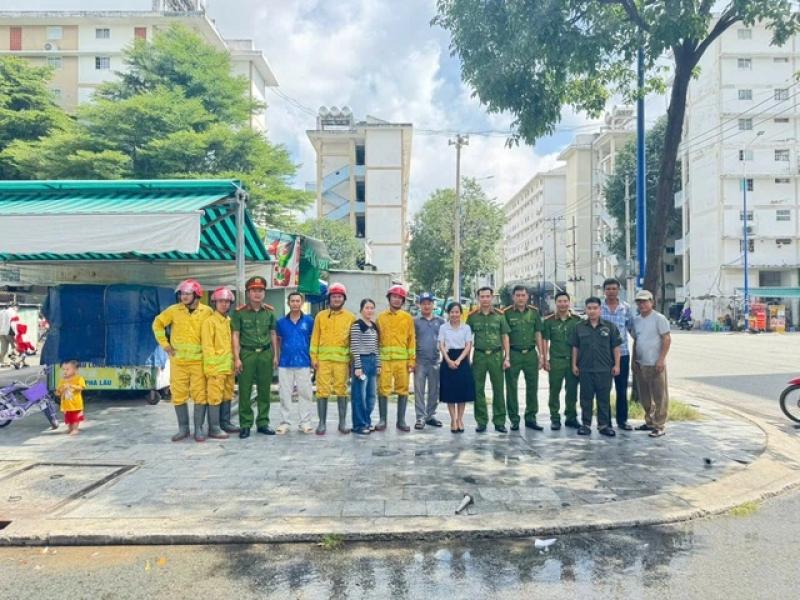 TP.HCM: Quét mã QR phòng chống cháy nổ ở các chung cư, nhà ở xã hội- Ảnh 4. TP.HCM: Quét mã QR phòng chống cháy nổ ở các chung cư, nhà ở xã hội- Ảnh 4.