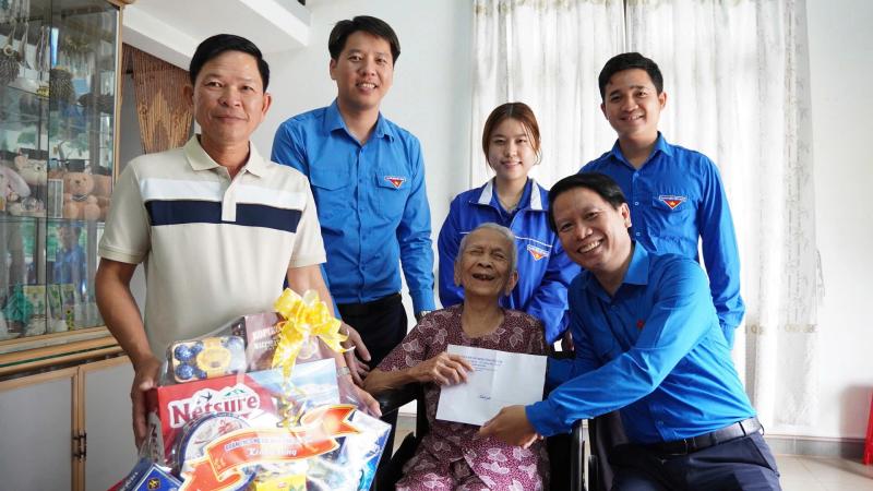 Tuổi trẻ Đắk Lắk thắp nến tri ân anh hùng liệt sĩ- Ảnh 8.