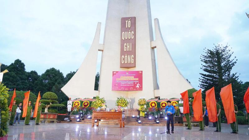 Tuổi trẻ Đắk Lắk thắp nến tri ân anh hùng liệt sĩ- Ảnh 1.