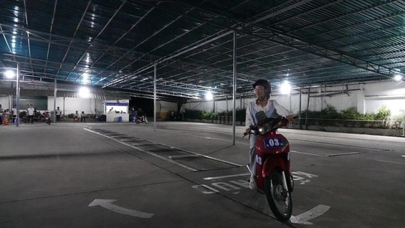 Thi sát hạch bằng lái xe tới nửa đêm - Ảnh 7.