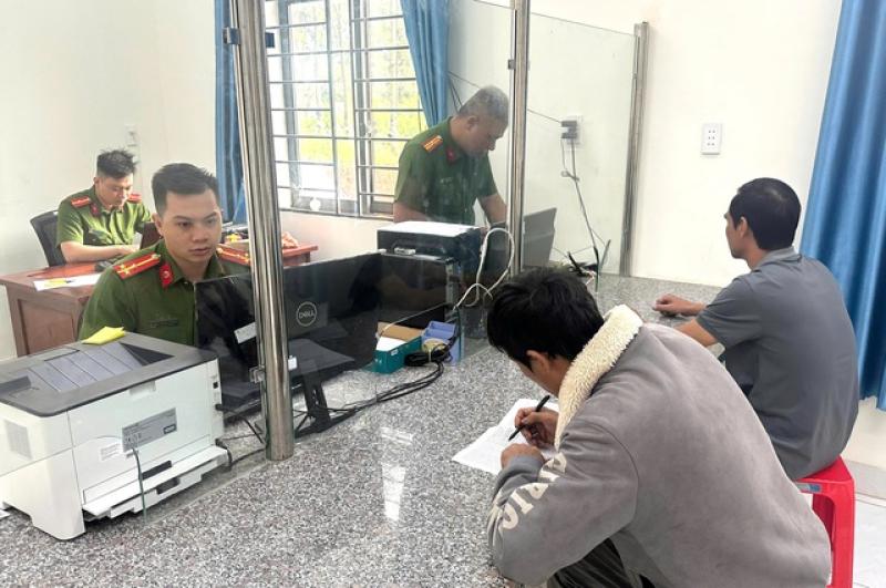 Công an xã hỗ trợ người dân làm thủ tục hành chính- Ảnh 1. Công an xã hỗ trợ người dân làm thủ tục hành chính- Ảnh 1.