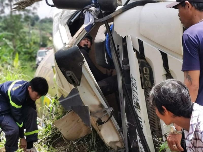 Giải cứu người kẹt trong xe trộn bê tông bị lật- Ảnh 1.