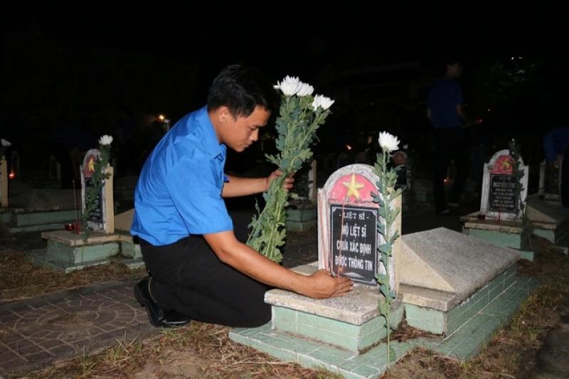 Tuổi trẻ Đắk Lắk thắp nến tri ân anh hùng liệt sĩ- Ảnh 6.
