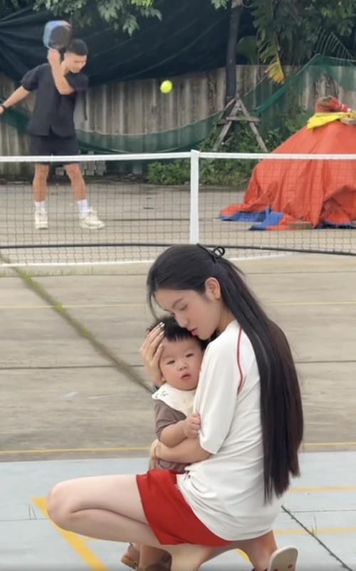 Gia đình Quang Hải chơi pickleball cực vui: Nhân vật này khiến dân mạng 'tan chảy'- Ảnh 1. Gia đình Quang Hải chơi pickleball cực vui: Nhân vật này khiến dân mạng 'tan chảy'- Ảnh 1.