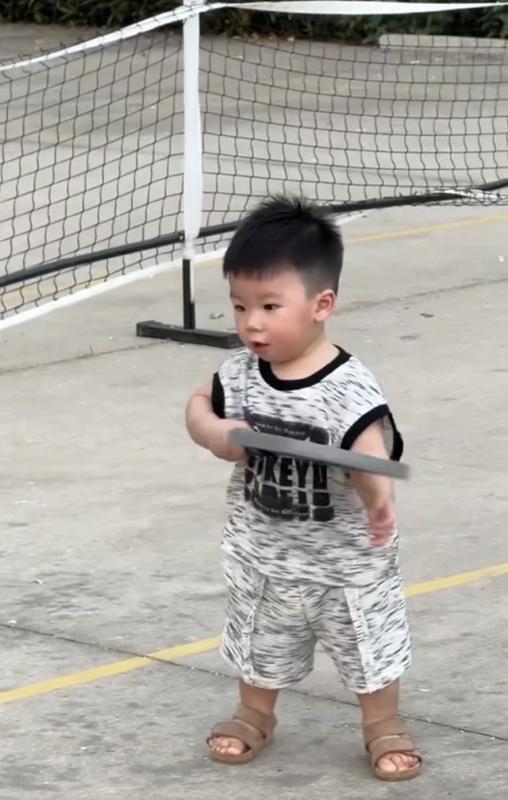 Gia đình Quang Hải chơi pickleball cực vui: Nhân vật này khiến dân mạng 'tan chảy'- Ảnh 5. Gia đình Quang Hải chơi pickleball cực vui: Nhân vật này khiến dân mạng 'tan chảy'- Ảnh 5.