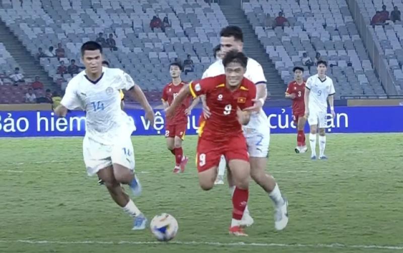 Hy hữu trong bán kết U.23 Việt Nam gặp Philippines: Trọng tài rút thẻ đỏ nhầm người- Ảnh 1.