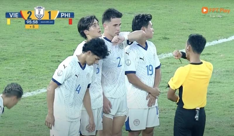Hy hữu trong bán kết U.23 Việt Nam gặp Philippines: Trọng tài rút thẻ đỏ nhầm người- Ảnh 4.