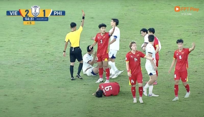Hy hữu trong bán kết U.23 Việt Nam gặp Philippines: Trọng tài rút thẻ đỏ nhầm người- Ảnh 2.