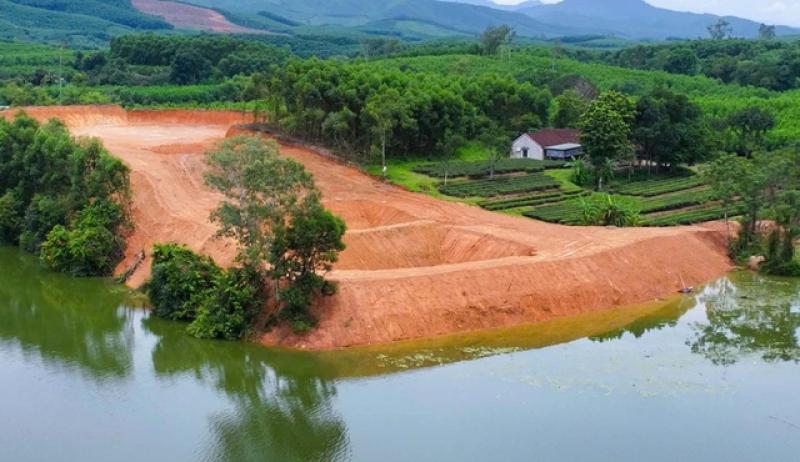 Trại lợn trái phép "bức tử" hồ thủy lợi - Ảnh 2.