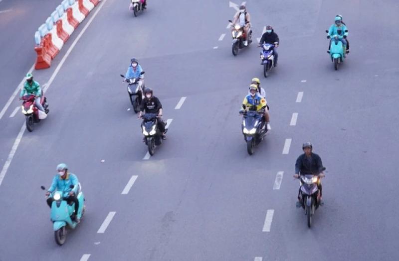 Nhiều tài xế xe ôm công nghệ không dám rời mắt khỏi ứng dụng... - Ảnh 1.