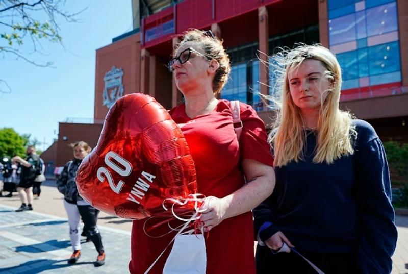 HLV Klopp đau đớn tột cùng, CĐV Liverpool đặt vòng hoa ở sân Anfield tưởng nhớ Diogo Jota - Ảnh 4. HLV Klopp đau đớn tột cùng, CĐV Liverpool đặt vòng hoa ở sân Anfield tưởng nhớ Diogo Jota - Ảnh 4.