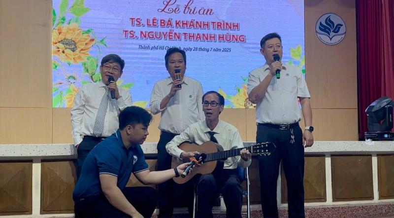 Tiến sĩ Lê Bá Khánh Trình và tiến sĩ Nguyễn Thanh Hùng cùng hát 'Thời thanh niên sôi nổi' trong lễ tri ân trước khi nghỉ hưu- Ảnh 1. Tiến sĩ Lê Bá Khánh Trình và tiến sĩ Nguyễn Thanh Hùng cùng hát 'Thời thanh niên sôi nổi' trong lễ tri ân trước khi nghỉ hưu- Ảnh 1.