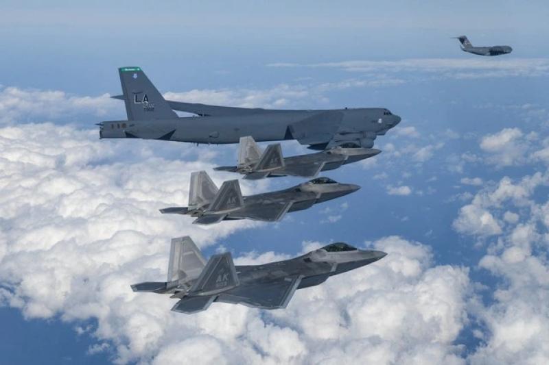 Mỹ - Nhật - Hàn tập trận với máy bay ném bom B-52, ra tuyên bố chung- Ảnh 1. Mỹ - Nhật - Hàn tập trận với máy bay ném bom B-52, ra tuyên bố chung- Ảnh 1.